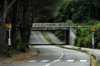 L'avenue des Cathares, sur laquelle la gare est situé. L'arrêt du bus 79 s'y situe.