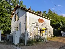 Le bâtiment des voyageurs, fermé et muré, côté voies.