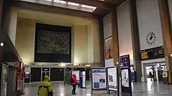 Photo du grand hall des voyageurs, sous forme d'une vue partielle permettant de voir son volume.
