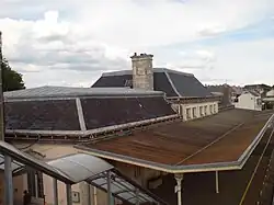 Vue de la gare en service depuis la passerelle.