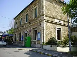 La gare SNCF (ligne C) vue de l'extérieur.