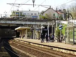 Le quai central avec au-dessus le bâtiment voyageurs.