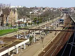 Le quai central et les quais latéraux décalés.