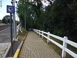 Accès au quai depuis la rue de Linkebeek.