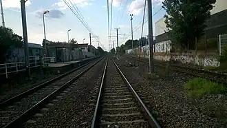 Le même quai, vu depuis l'ancien passage à niveau.