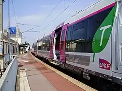 Rame Z 50001 à quai, sur la voie 1, le long du bâtiment voyageurs.