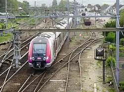 Rame de type Z 50000 venant de Paris-Nord, quittant la gare au Nord pour s'engager sur la bifurcation.