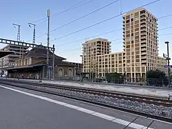 En 2024, entourée du nouveau quartier.