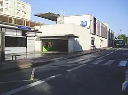 Entrée au sud des voies, accès ouest, boulevard du Couchant.