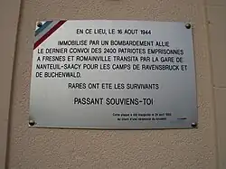 Plaque commémorative apposée sur la façade de la gare, rappelant le départ de prisonniers de la Deuxième Guerre mondiale vers des camps de de Ravensbruck et Buchenwald en août 1944.