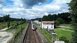 L'ancienne gare de Pierroton et le TGV Duplex passant devant.