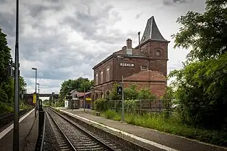 Façade plus clair là où s'appuyait la halle à marchandises.