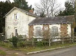 L'ancienne maison de garde-barrière et l'annexe de la halte accolée, avant le début des travaux pour la réouverture de la ligne.