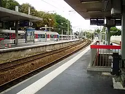 Le quai de gauche esten règle générale pourLa Défense et Paris-Saint-Lazare.