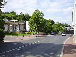 L'ancienne gare est environ à 130&nbsp;m de la gare moderne à l'arrière-plan.