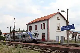Départ d'un X 73500 en gare de St-Jean-Pied-de-Port (août 2013).