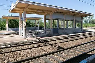 De droite à gauche : voie C, voie B et quai central des voies A et B.