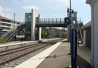 La passerelle, les escaliers et l'ascenseur côté voie A (sens impair).