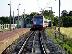 Un élément Z 20900 quitte la halte de Villaines en direction de Paris.