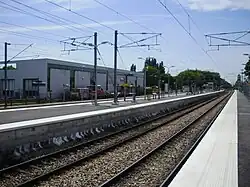 Vue d'ensemble, en regardant vers Paris, depuis l'extrémité est du quai de la voie 1B pour Mitry - Claye.