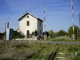 Passage à niveau (PN) no&nbsp;29 à 500&nbsp;m environ au nord de la gare de Villiers-Saint-Georges. La voie est déposée quelques centaines de mètres au-delà du PN.