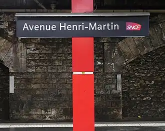 Panneau signalétique portant le nom de la gare.