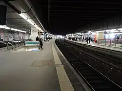 Gare SNCF desservie par les lignes L et U.