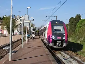 Une rame Z 50000 stationne en gare à destination de Paris