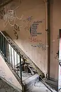Escalier intérieur très dégradé.