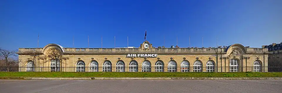 Bâtiment de la gare servant de terminal d'Air France, en 2013.