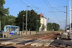 La gare des Rosiers-sur-Loire en 2012, vue en direction de Saint-Nazaire, depuis le passage à niveau no&nbsp;251.