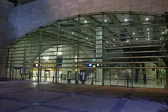 Parvis (esplanade), la nuit.