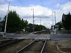 Passage à niveau au sud de la gare du Plessis-Belleville.