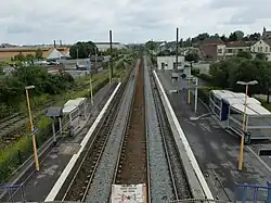 La halte, vue depuis la passerelle.