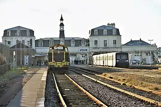 Train spécial du Pacific Vapeur Club avec une série BB 63500 en tête et une rame TER réversible BB 67400 en novembre 2013.