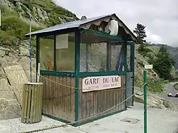 Gare à côté du lac