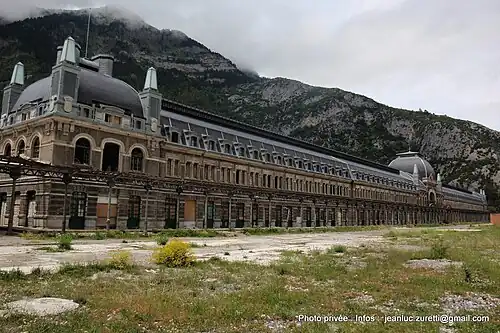 Le bâtiment voyageurs de la gare de Canfranc côté voies françaises, le 6 juin 2010. À noter que la toiture du bâtiment est rénovée et reconfigurée, mais que les travaux ont été arrêtés.