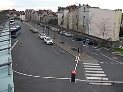 Vue générale de la gare routière de Vichy avec un autocar stationné