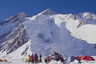 Vue du Gasherbrum II depuis le camp I à 5&nbsp;900&nbsp;m d'altitude au sud.