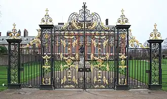 Grille en fer forgé, entrée du palais de Kensington.