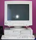 Un ordinateur avec boîtier au format horizontal des années 1990.