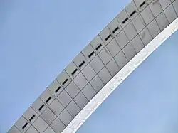 Fenêtres de la zone d'observation au sommet de l'arche.