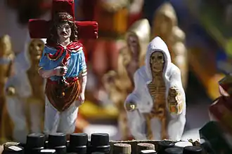 Sculptures de Gauchito Gil (à gauche) et de San La Muerte (à droite), deux Saints populaires en Argentine.
