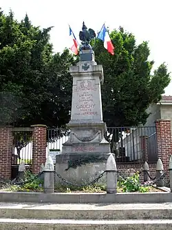 Le monument aux morts est à proximité de l'église.
