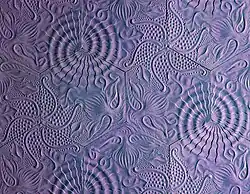 Vue de face d'un carrelage bleu marine présentant des motifs marins.