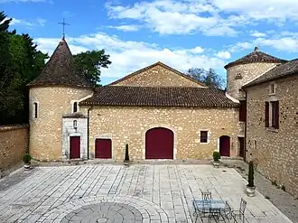 Les bâtiments au nord-ouest de la cour du château. À gauche la chapelle et à droite le pigeonnier.