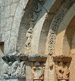 Portail occidental : voussures en retrait, chapiteaux et décoration entre voussures
