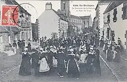 Le jambado de la gavotte dans une rue de Scaër en 1909 (carte postale Villard).