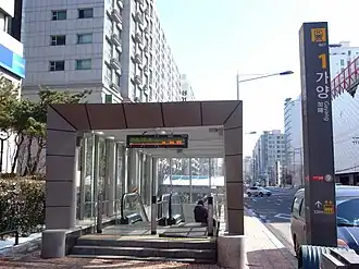 Un accès des dix accès à la station en 2010.