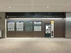 Dans la salle des billets se trouve un mur « Informations » avec les plans du réseau et du quartier, la présentation des tarifs et du règlement du métro. Il est accompagné d'un ou de plusieurs distributeurs de titres de transports.